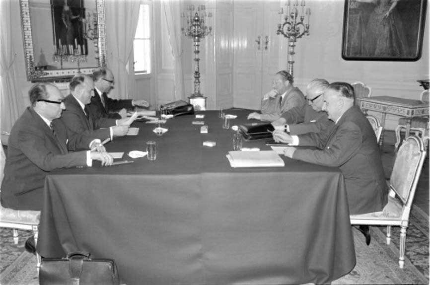 Alfred Schachner (ganz rechts) bei Koalitionsverhandlungen.